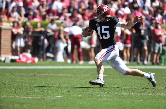 Alabam Crimson Tide quarterback Ty Simpson carries the ball.